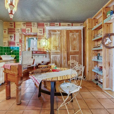 Hébergement de vacances In Auvergne With Roofed Garden And Terrace Calvinet