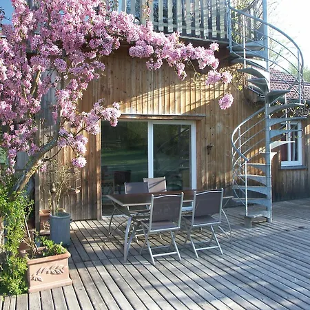 Hébergement de vacances In Auvergne With Roofed Garden And Terrace Calvinet