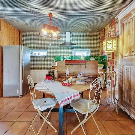 Hébergement de vacances In Auvergne With Roofed Garden And Terrace Calvinet