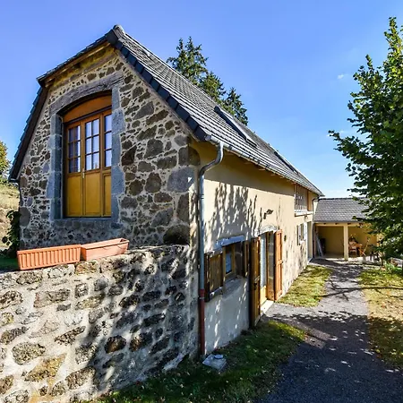 In Auvergne With Roofed Garden And Terrace Calvinet