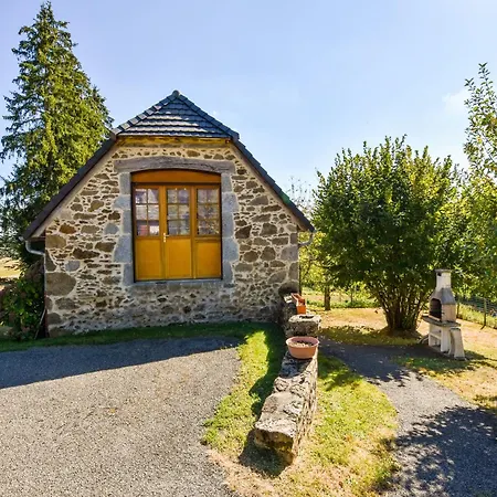 In Auvergne With Roofed Garden And Terrace Hébergement de vacances