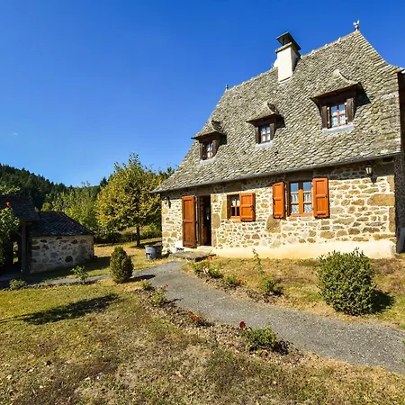 Hébergement de vacances In Auvergne With Roofed Garden And Terrace *