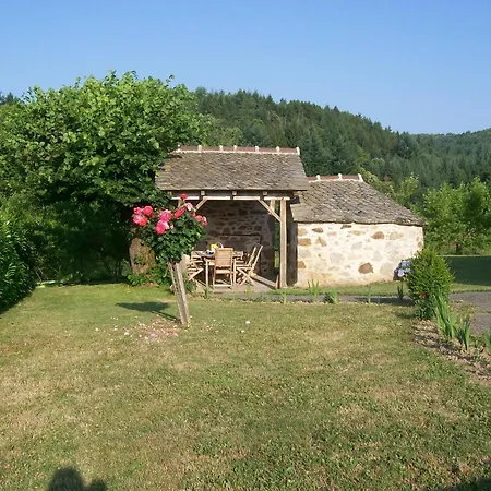 In Auvergne With Roofed Garden And Terrace Calvinet