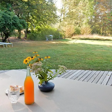 In Auvergne With Roofed Garden And Terrace * Calvinet