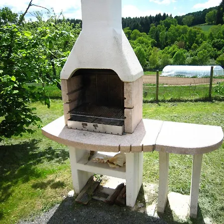 Hébergement de vacances In Auvergne With Roofed Garden And Terrace Calvinet
