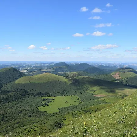 Hébergement de vacances In Auvergne With Roofed Garden And Terrace