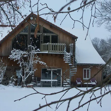 בית נופש In Auvergne With Roofed Garden And Terrace