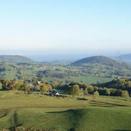 בית נופש In Auvergne With Roofed Garden And Terrace Calvinet