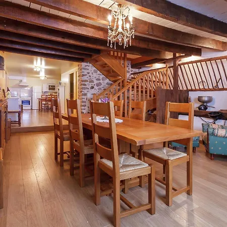 In Auvergne With Roofed Garden And Terrace בית נופש