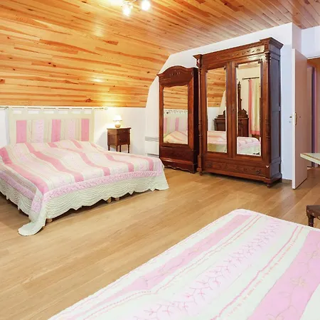 Σπίτι διακοπών In Auvergne With Roofed Garden And Terrace Calvinet