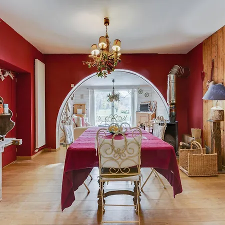 בית נופש In Auvergne With Roofed Garden And Terrace