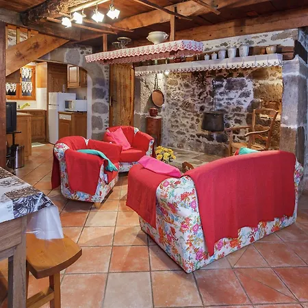 In Auvergne With Roofed Garden And Terrace * Calvinet