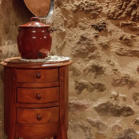 Σπίτι διακοπών In Auvergne With Roofed Garden And Terrace Calvinet