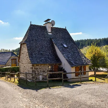 Σπίτι διακοπών In Auvergne With Roofed Garden And Terrace Calvinet